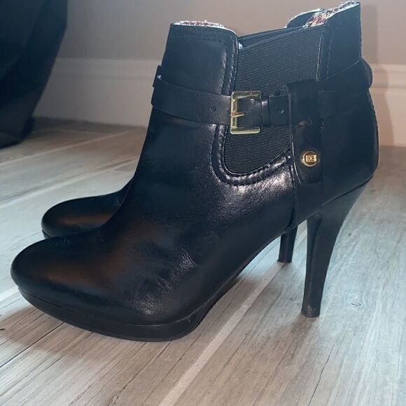 Tommy Hilfiger Ankle Booties Heels Black 6 Buckle Gold Trendy Chic Sleek Dark - Picture 8 of 9